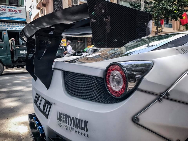 Chiêm ngưỡng bộ áo mới trên siêu xe Ferrari 458 Italia độ Liberty Walk độc nhất Việt Nam - Ảnh 12.