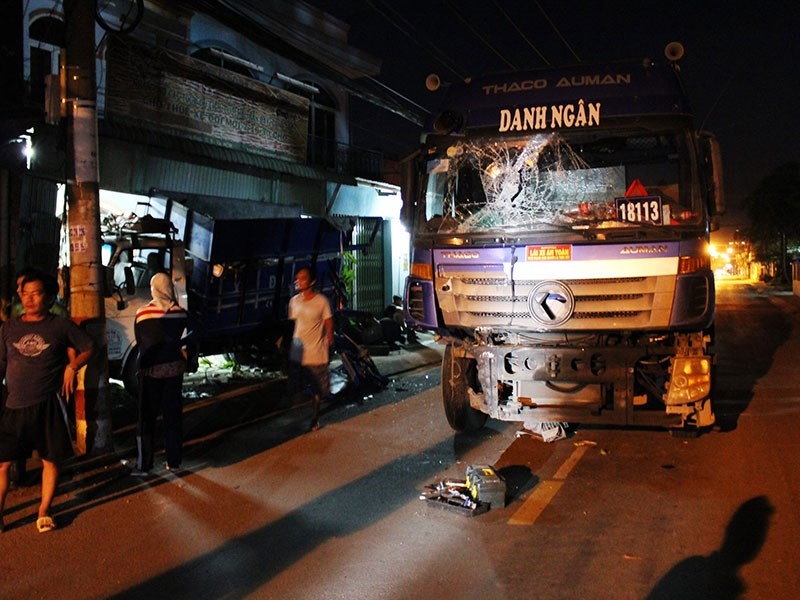 container huc vang xe rac vao nha dan trong dem, 2 nguoi bi thuong hinh anh 1