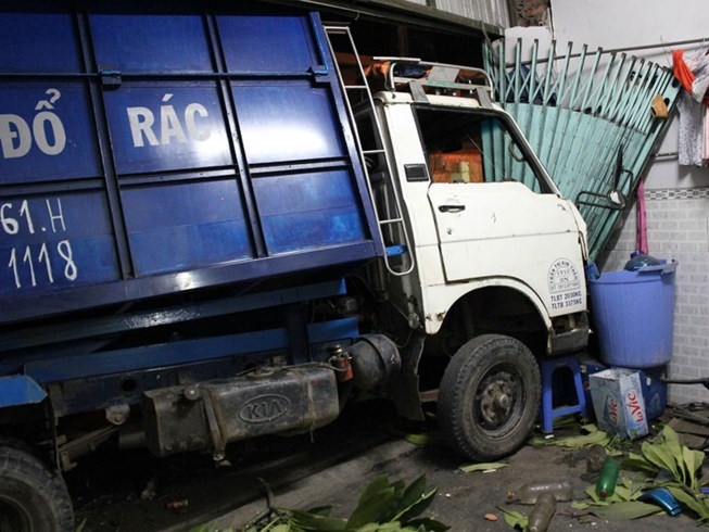 container huc vang xe rac vao nha dan trong dem, 2 nguoi bi thuong hinh anh 2