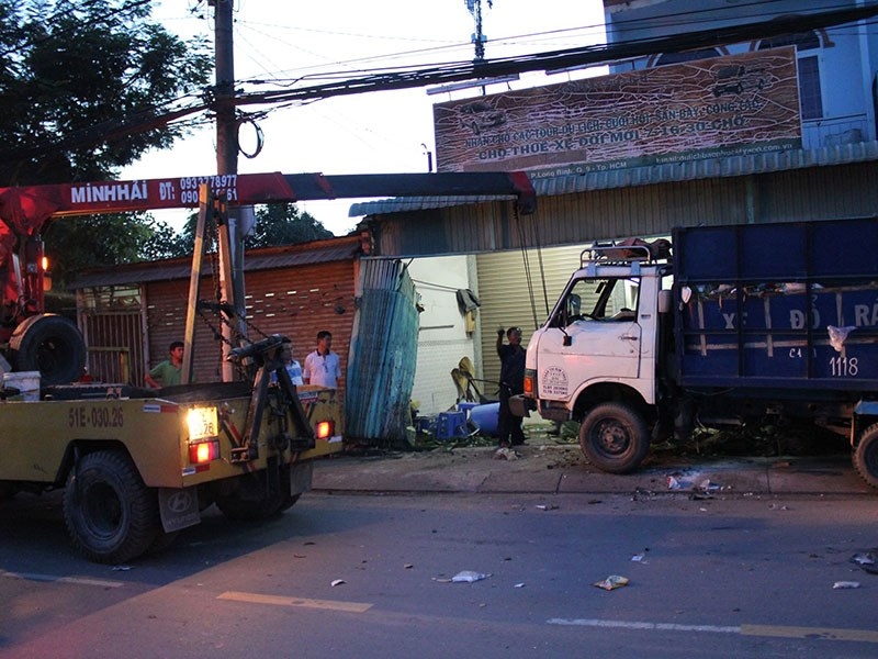 container huc vang xe rac vao nha dan trong dem, 2 nguoi bi thuong hinh anh 3