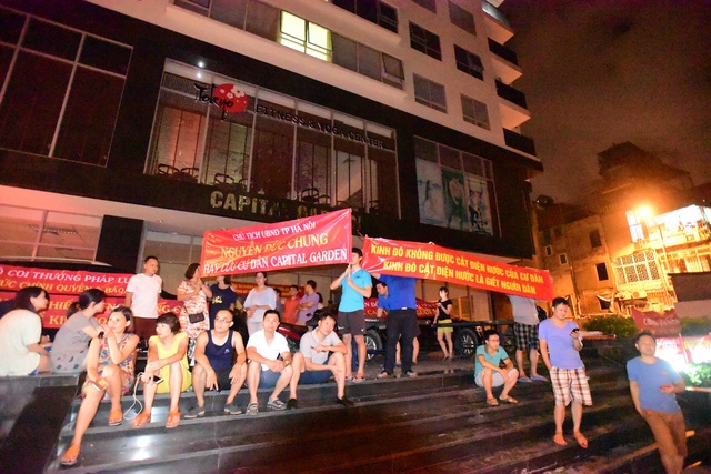  Quá 12 giờ đêm nhưng hàng chục người già, trẻ nhỏ chung cư Capital Garden ngõ 102 Trường Chinh vẫn đang ngồi biểu tình dưới tầng 1 và phía bên ngoài BQL tòa nhà. 