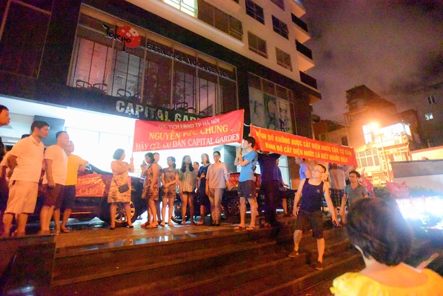  Mới đây, cư dân chung cư Capital Garden ở 102 Trường Chinh đã đồng loạt phản ánh về việc chủ đầu tư là Công ty TNHH Khách sạn Kinh Đô (Công ty Kinh Đô) không thực hiện đúng những cam kết khi bán nhà. 