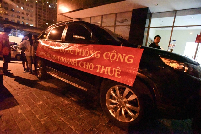  Chị Đỗ Thị Trang, cư dân căn 14-15 chung cư Capital Garden, cho biết nhận bàn giao nhà, dọn về ở từ cuối năm 2016 nhưng đến nay, chị và rất nhiều người dân tại đây không hài lòng về nhiều vấn đề như an ninh, thiết kế, dịch vụ quản lý, mức phí, chất lượng công trình... 
