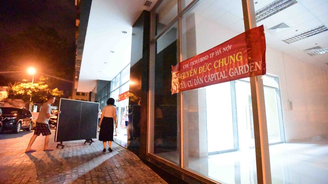  Cụ thể, theo nội dung phản ánh của nhiều cư dân, Công ty Kinh Đô bàn giao căn hộ cho cư dân ở khi chưa đủ điều kiện, hệ thống phòng cháy chữa cháy với các thiết bị đầu dò khói tự động, đầu phun chữa cháy tự động, vòi chữa cháy dạng cuộn... chỉ mới được lắp đặt, chưa được thẩm định, kiểm tra, không rõ khi nào chung cư Capital Garden được cấp chứng nhận an toàn phòng cháy chữa cháy. 