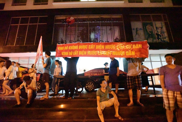  Do hàng loạt vướng mắc chưa được giải quyết, BQL tòa nhà đã cắt điện và nước của 5 hộ dân sống trong tòa nhà gây bức xúc cho cộng đồng cư dân. Trước đó, ngày 4/6, chủ đầu tư cắt thang máy. Sau hơn 1 tuần, đồng loạt cả trăm người dân Capital Garden đã kéo xuống Tầng 1 để phản đối chủ đầu tư. 