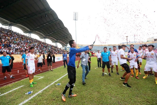 Nam Định thăng hạng V-League