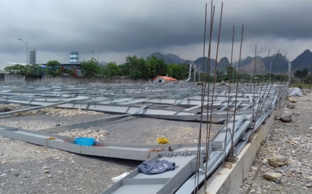 Nha xuong 4.000 m2 dang thi cong do sap, 4 cong nhan bi thuong hinh anh 1