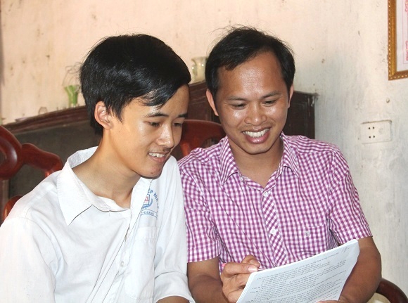 Em Nguyễn Văn Chiến (bên trái) và thầy giáo chủ nhiệm Hà Mạch Đạc.