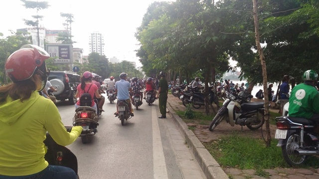 phat hien mot thi the noi lap lo giua ho linh dam hinh anh 3