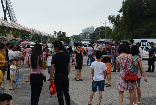 quang ninh: di du lich bai chay, be 3 tuoi roi tu tang 5 khach san hinh anh 1