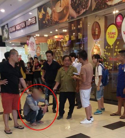 Tạm giữ người đàn ông nghi quấy rối thiếu nữ tại trung tâm thương mại ở Hà Nội - Ảnh 1.