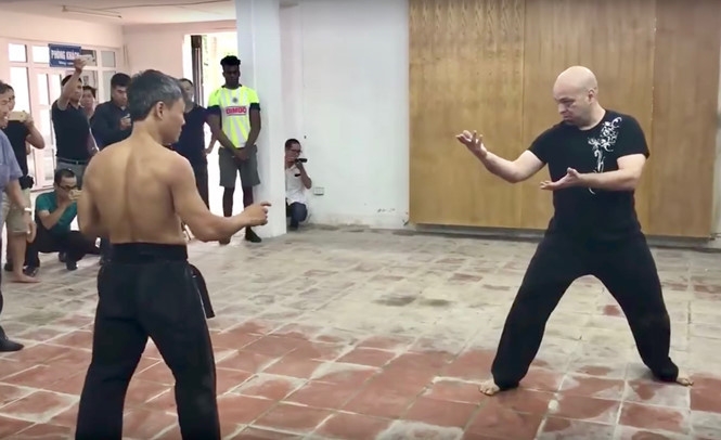 Võ sư Đoàn Bảo Châu (trái) đấu với võ sư phái Vịnh Xuân Nam Anh Pierre Francois Flores /// Ảnh cắt từ clip