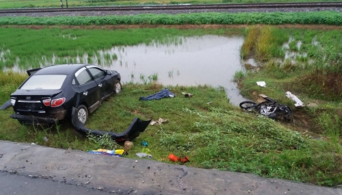 xe hop tong xe may roi lao xuong ruong, 2 nguoi chet hinh anh 1