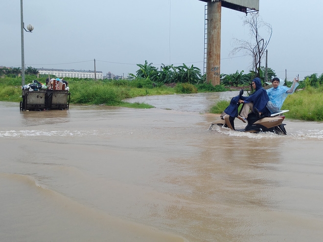 Hà Nội: Nhiều chung cư, khu đô thị bị cô lập vì nước ngập lớn - Ảnh 2.
