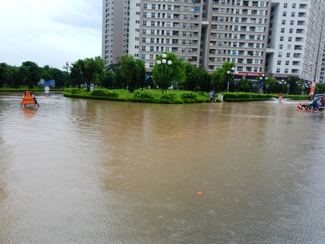 Hà Nội: Nhiều chung cư, khu đô thị bị cô lập vì nước ngập lớn - Ảnh 3.