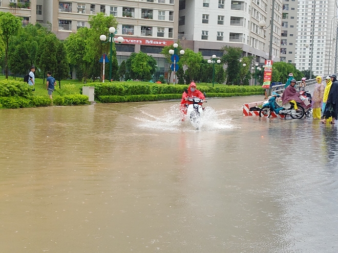 Hà Nội: Nhiều chung cư, khu đô thị bị cô lập vì nước ngập lớn - Ảnh 4.
