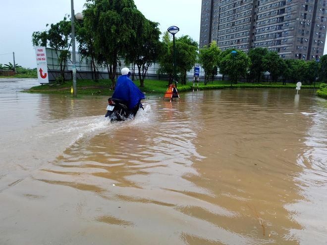 Hà Nội: Nhiều chung cư, khu đô thị bị cô lập vì nước ngập lớn - Ảnh 6.