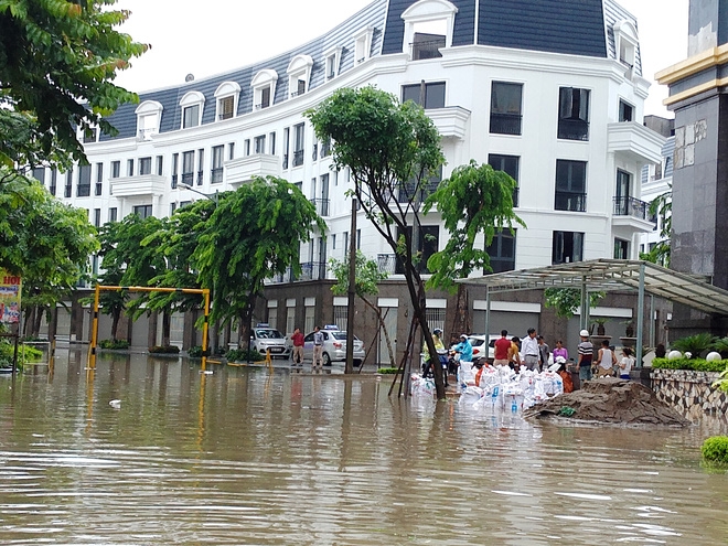 Hà Nội: Nhiều chung cư, khu đô thị bị cô lập vì nước ngập lớn - Ảnh 9.