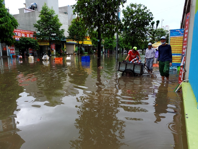 Hà Nội: Nhiều chung cư, khu đô thị bị cô lập vì nước ngập lớn - Ảnh 10.