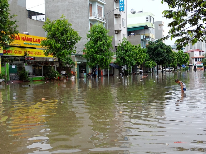 Hà Nội: Nhiều chung cư, khu đô thị bị cô lập vì nước ngập lớn - Ảnh 12.