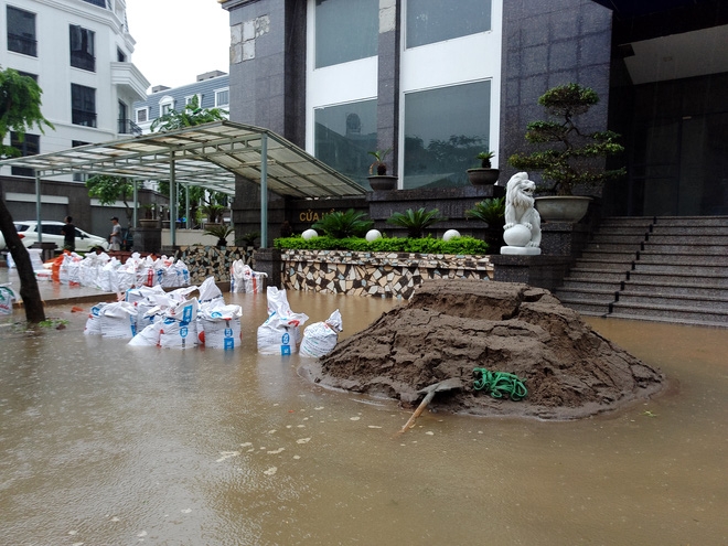 Hà Nội: Nhiều chung cư, khu đô thị bị cô lập vì nước ngập lớn - Ảnh 16.