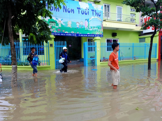 Hà Nội: Nhiều chung cư, khu đô thị bị cô lập vì nước ngập lớn - Ảnh 18.