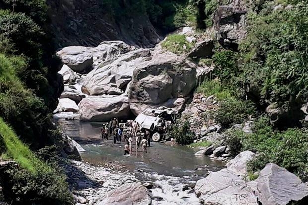 Xe buýt chở khách hành hương Amarnath Yatra trượt khỏi đường cao tốc quốc gia Jammu-Srinagar ở quận Ramban. Ảnh: PTI