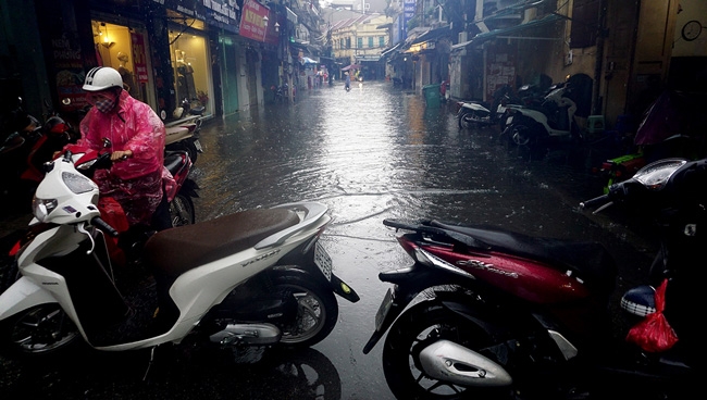 anh: khach tay la lam xem pho co ha noi thanh 