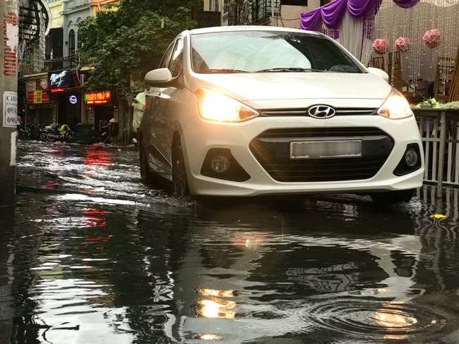 anh: khach tay la lam xem pho co ha noi thanh 