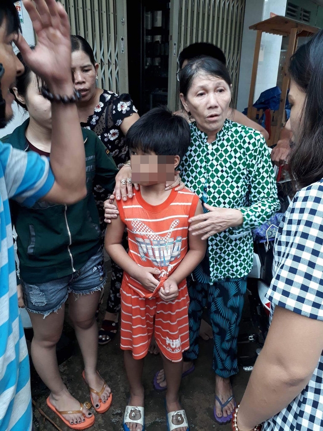 Bình Dương: Bé trai 8 tuổi bị kẻ xấu dụ dỗ lên xe, cướp điện thoại rồi bỏ lại lề đường - Ảnh 4.