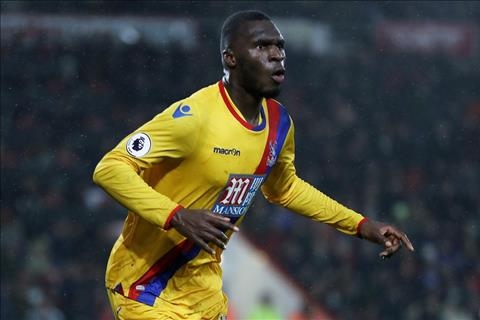 Chelsea hoi mua tien dao Christian Benteke hinh anh