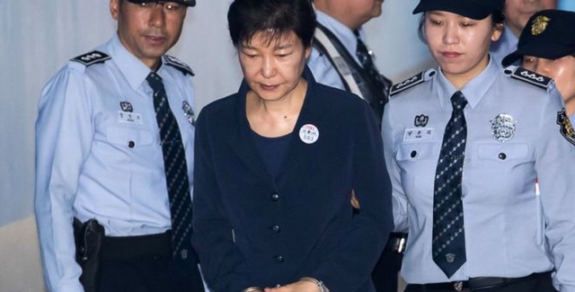 Cựu tổng thống Park Geun-hye được đưa tới phiên tòa xét xử (Ảnh: BBC)