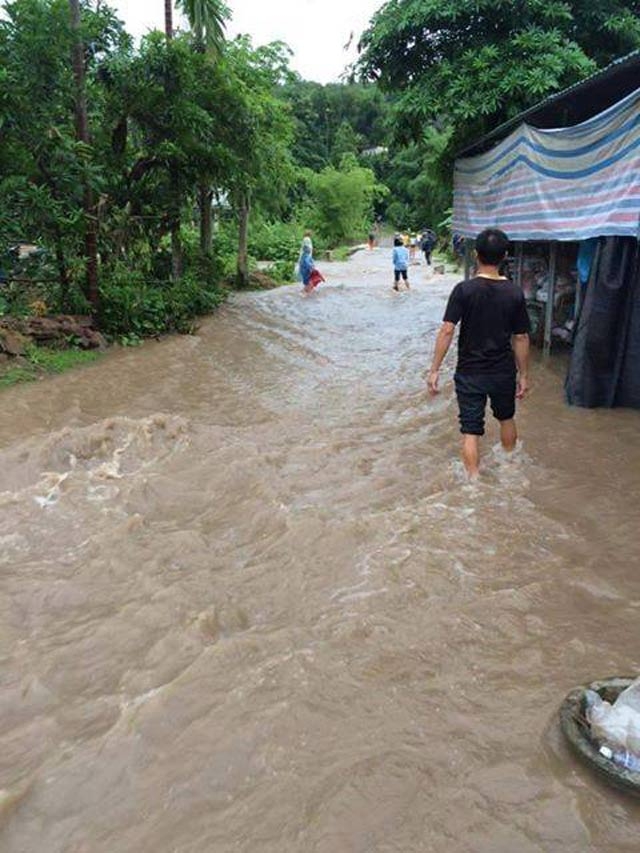 hoa binh: mua lu van chia cat nhieu noi, giao thong te liet hinh anh 3