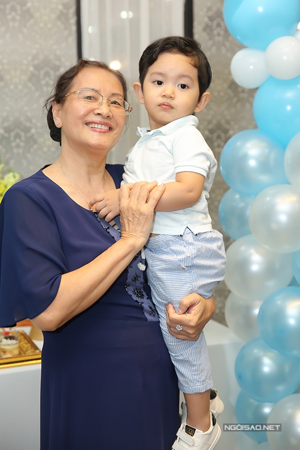 khanh-thi-phan-hien-mo-tiec-mung-con-trai-tron-2-tuoi-4