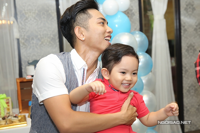 khanh-thi-phan-hien-mo-tiec-mung-con-trai-tron-2-tuoi-7