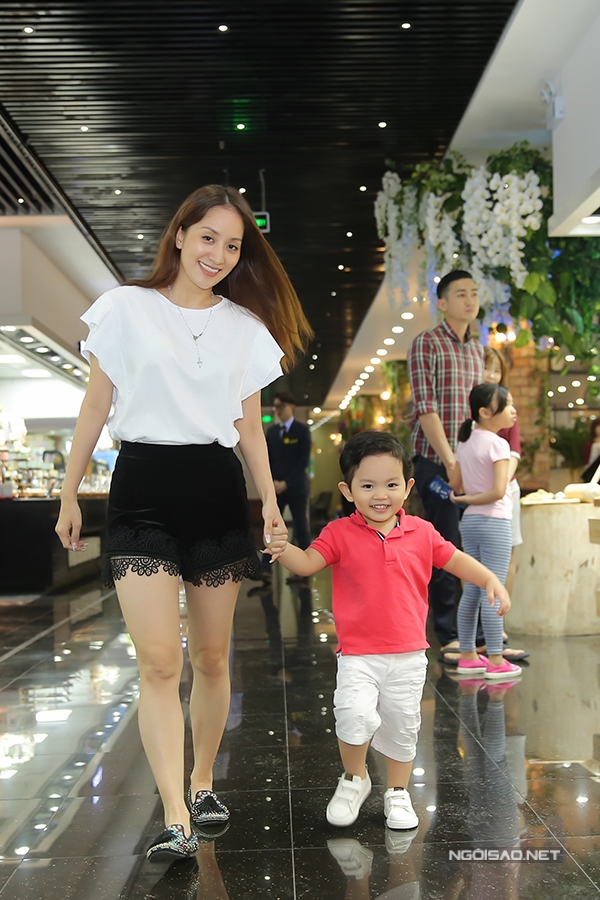 khanh-thi-phan-hien-mo-tiec-mung-con-trai-tron-2-tuoi-8