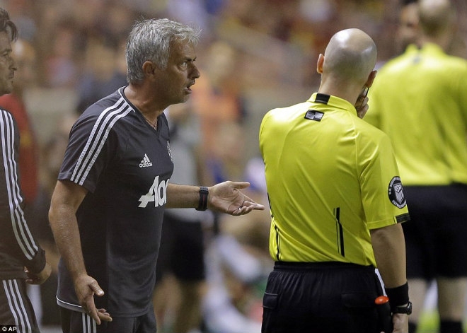 MU thắng nhọc: Mourinho 