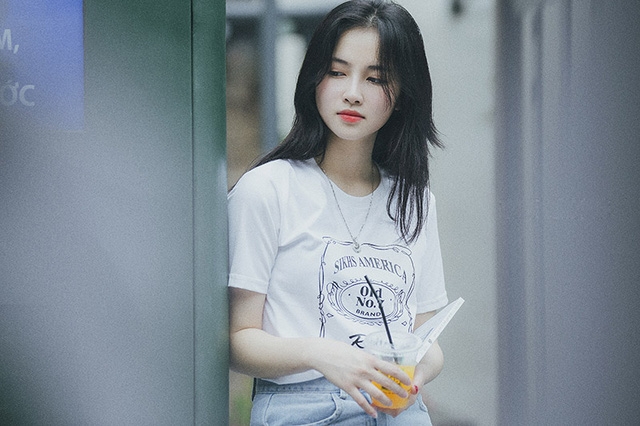 Gần đây, bức ảnh của một nữ sinh xinh đẹp được truyền tay trên mạng xã hội. Cô khiến nhiều người tò mò vì ngoại hình đẹp một cách tự nhiên mà cuốn hút của mình.