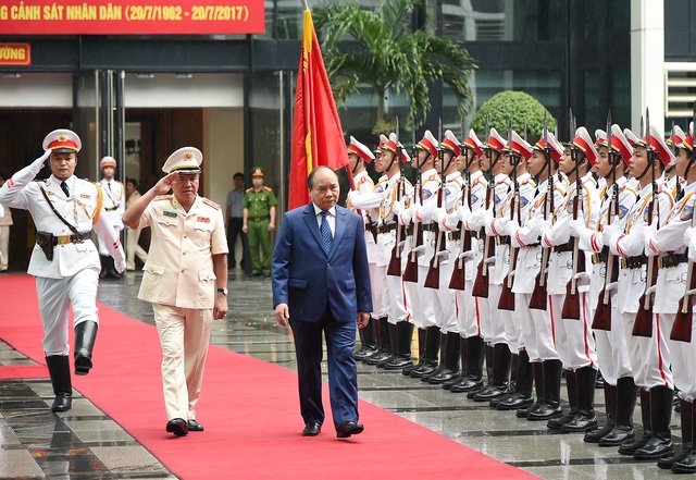  Thủ tướng duyệt đội danh dự tại lễ kỷ niệm 55 năm ngày Chủ tịch Hồ Chí Minh ký công bố Pháp lệnh về lực lượng Cảnh sát nhân dân. 