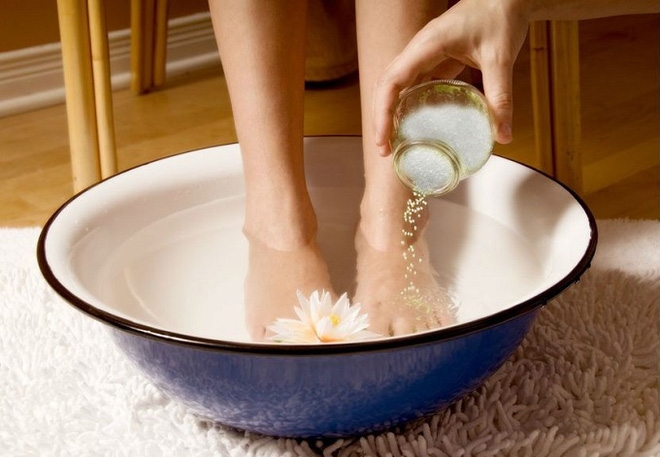 4 bước biến bàn chân lấm lem thành đôi gót ngọc hồng hào - Ảnh 1.