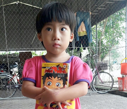 be-gai-4-tuoi-bi-bo-roi-o-benh-vien