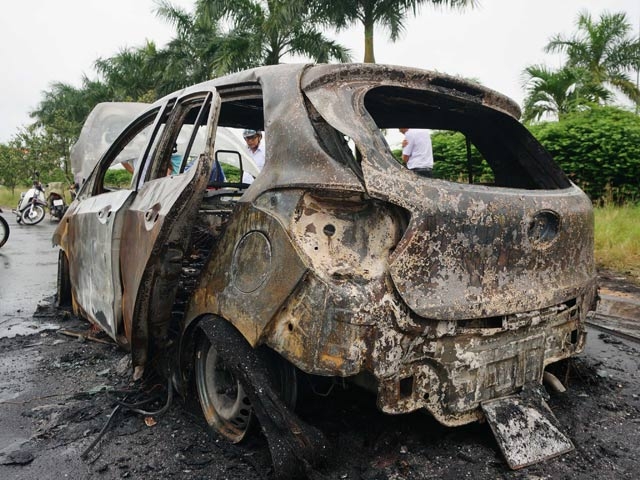 ca mau: xe o to chay tro khung khi dang luu thong hinh anh 1