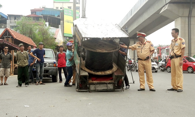 Hàng loạt xe ba bánh vi phạm giao thông bị Cảnh sát giao thông Hà Nội xử lý.