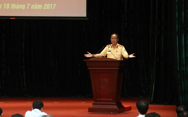 Đại tá Đào Vịnh Thắng phát biểu tham luận chiều 18/7.