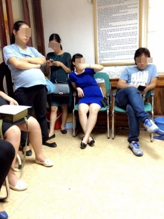 Chị em dậy sóng vì các quý ông chồng vô tư chiếm chỗ, ngồi rung đùi bấm điện thoại tí tách trong phòng khám thai - Ảnh 3.