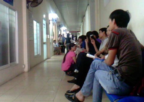 Chị em dậy sóng vì các quý ông chồng vô tư chiếm chỗ, ngồi rung đùi bấm điện thoại tí tách trong phòng khám thai - Ảnh 4.