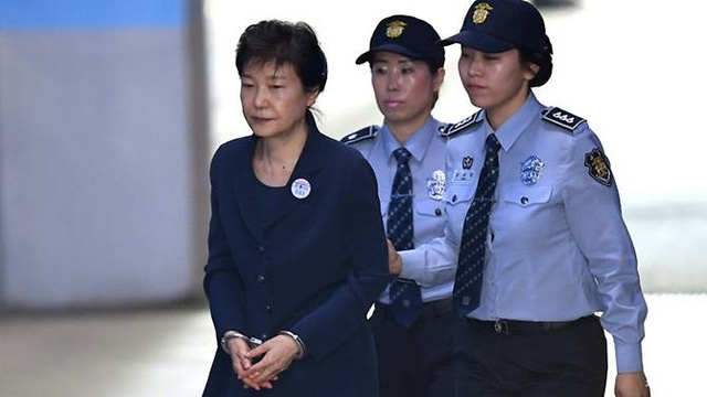 Cựu Tổng thống Hàn Quốc Park Geun-hye bị đưa tới tòa xét xử hồi tháng 5 (Ảnh: AFP)