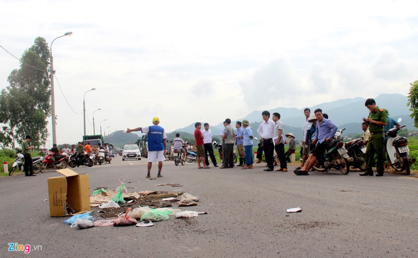Dan mang hang kg ruoi ra duong chan xe vao bai rac hinh anh 1