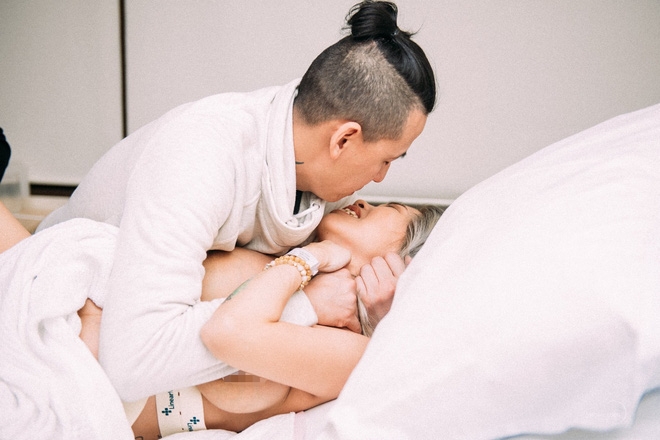 Dân mạng xúc động trước bộ ảnh chân thực: Chồng cùng vợ “vượt cạn” - Ảnh 4.