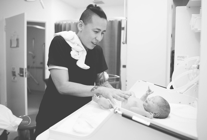 Dân mạng xúc động trước bộ ảnh chân thực: Chồng cùng vợ “vượt cạn” - Ảnh 11.
